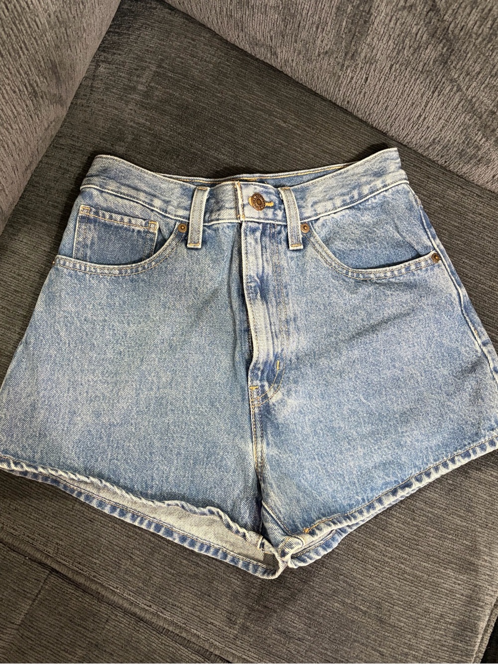 Levi’s High Waisted Mom Shorts Size 27 - Picture 2 of 4